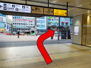 ①JR熱海駅の改札を出て右手にお進みいただきます。